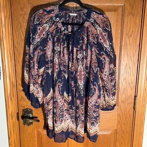 Silver tone buttons up to a long tie in front